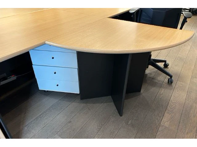 5 bureaus, 3 bureaustoelen en 2 kastjes - afbeelding 7 van  10