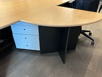 5 bureaus, 3 bureaustoelen en 2 kastjes - afbeelding 7 van  10