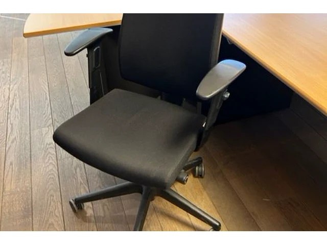 5 bureaus, 3 bureaustoelen en 2 kastjes - afbeelding 8 van  10