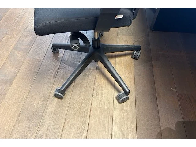 5 bureaus, 3 bureaustoelen en 2 kastjes - afbeelding 10 van  10