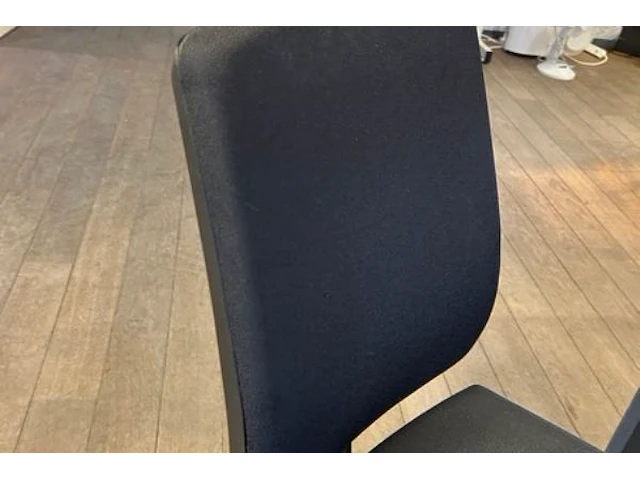 5 bureaus, stoelen en kastjes - afbeelding 2 van  13