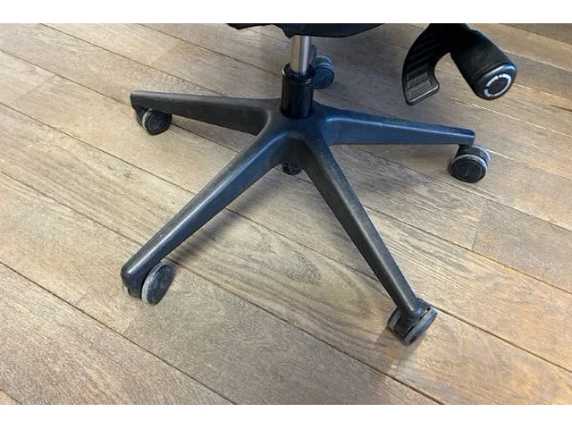 5 bureaus, stoelen en kastjes - afbeelding 4 van  13