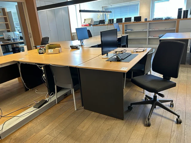 5 bureaus, stoelen en kastjes - afbeelding 1 van  13