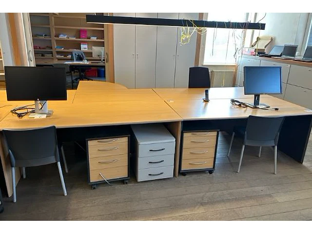 5 bureaus, stoelen en kastjes - afbeelding 6 van  13