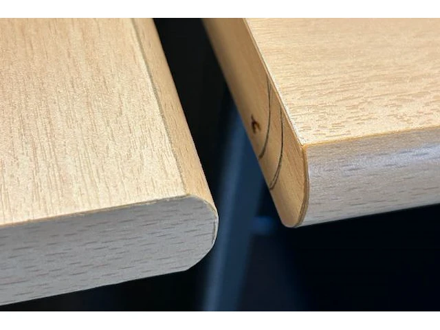 5 bureaus, stoelen en kastjes - afbeelding 7 van  13