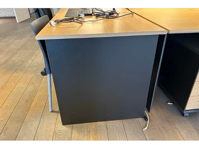 5 bureaus, stoelen en kastjes - afbeelding 8 van  13