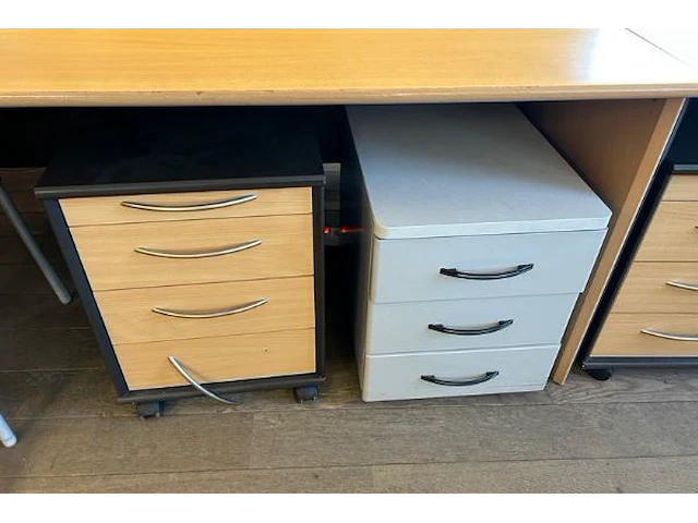 5 bureaus, stoelen en kastjes - afbeelding 10 van  13