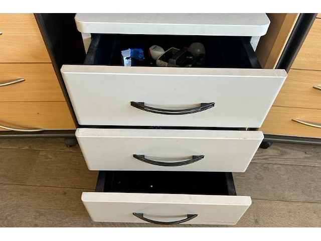 5 bureaus, stoelen en kastjes - afbeelding 11 van  13
