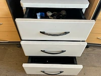 5 bureaus, stoelen en kastjes - afbeelding 11 van  13