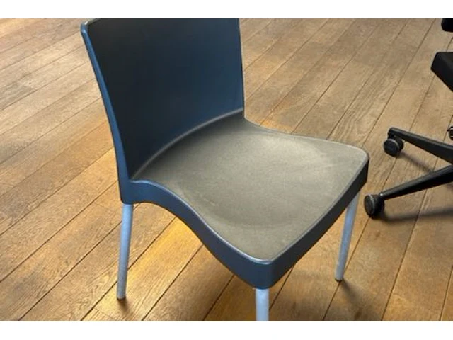 5 bureaus, stoelen en kastjes - afbeelding 12 van  13