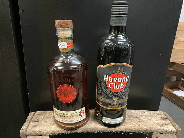 5 diverse flessen rum - afbeelding 1 van  2