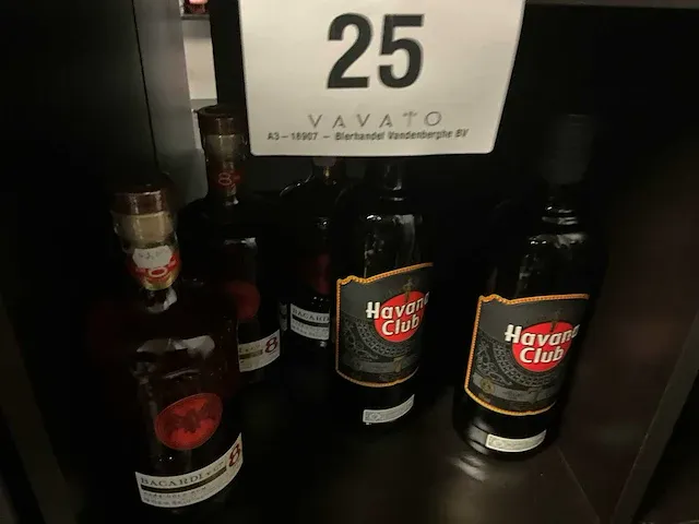 5 diverse flessen rum - afbeelding 2 van  2