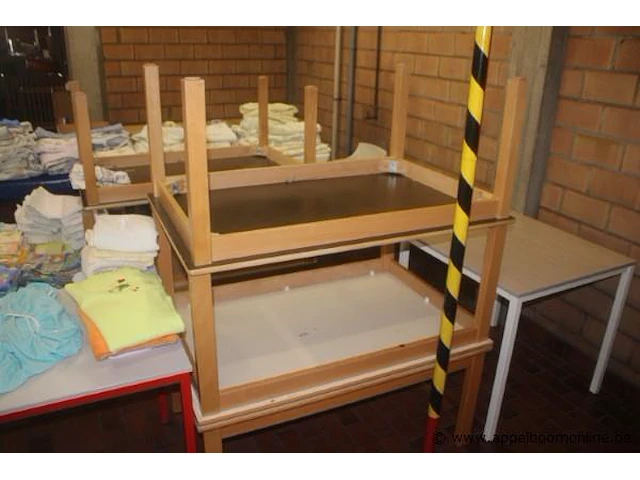 5 diverse houten tafels - afbeelding 2 van  2