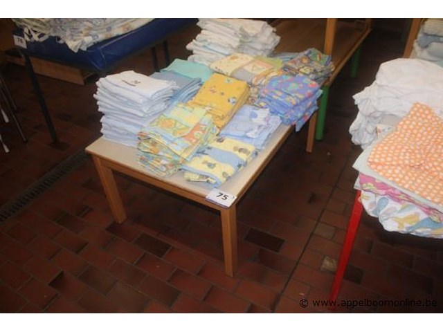 5 diverse houten tafels - afbeelding 1 van  2