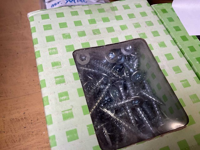 5 dozen spaanplaatschroeven; nagelpluggen - afbeelding 3 van  8