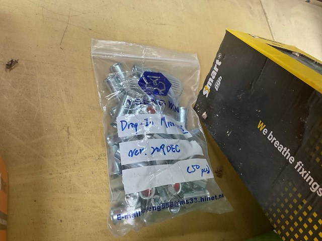 5 dozen spaanplaatschroeven; nagelpluggen - afbeelding 8 van  8