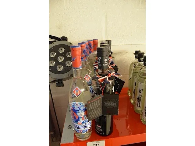 5 flessen crisp gin williams chase 70cl , 5 flessen gin modernessia 70cl (660,661) - afbeelding 1 van  3
