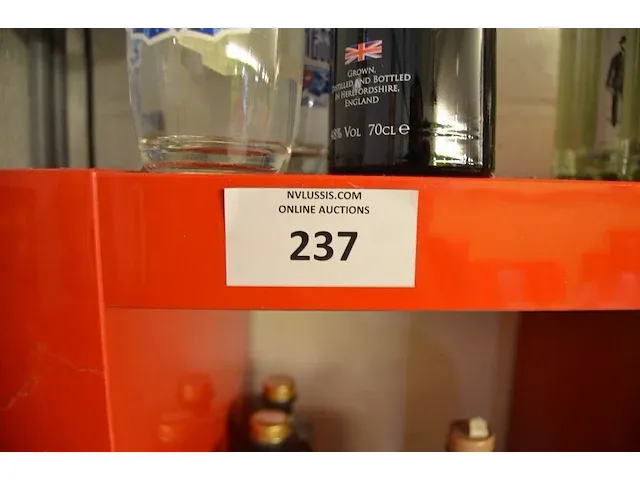 5 flessen crisp gin williams chase 70cl , 5 flessen gin modernessia 70cl (660,661) - afbeelding 2 van  3