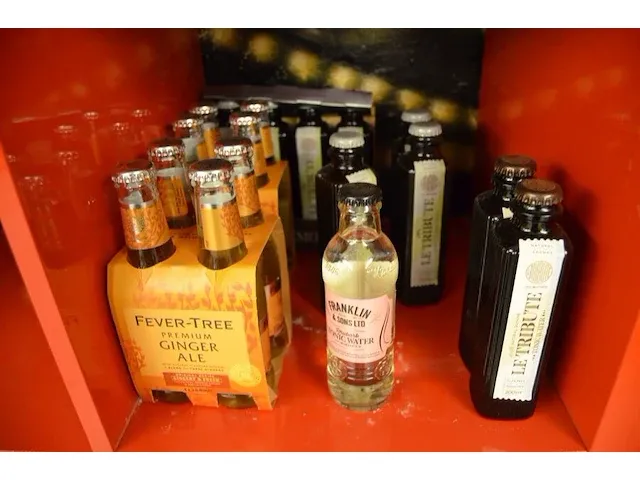 5 flessen dry gin edgerton pink 70cl, 2 flessen le tribute tonic water 20cl, 6 fl. le tribute olive lemonade 20cl, 2x4 fl. fever-tree ginger ale 20cl, 1 fl. franklin&sons rubarb tonic 20cl - afbeelding 4 van  6
