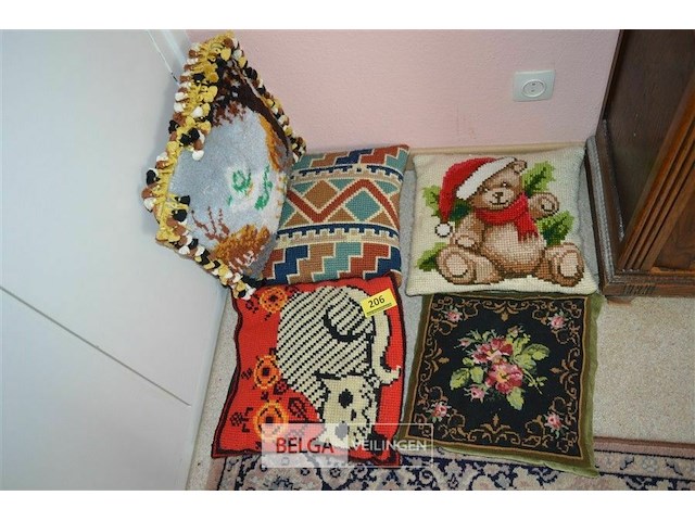±5 geborduurde sierkussens - afbeelding 1 van  3