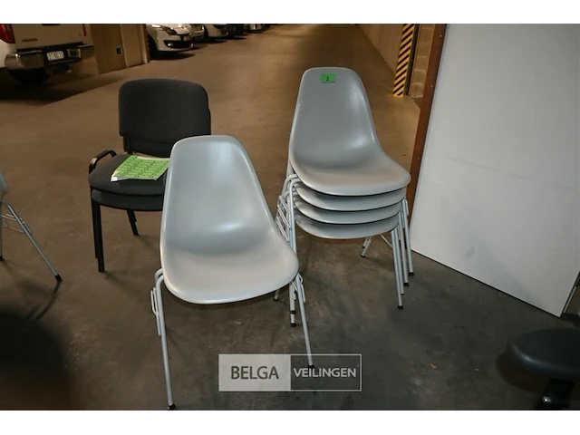 5 grijze vitra stapelstoelen kuipvorm - afbeelding 1 van  6