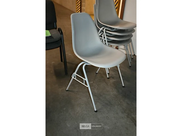 5 grijze vitra stapelstoelen kuipvorm - afbeelding 2 van  6