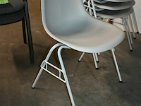 5 grijze vitra stapelstoelen kuipvorm - afbeelding 2 van  6