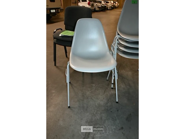 5 grijze vitra stapelstoelen kuipvorm - afbeelding 3 van  6