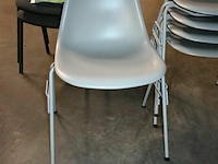 5 grijze vitra stapelstoelen kuipvorm - afbeelding 3 van  6