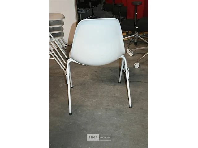 5 grijze vitra stapelstoelen kuipvorm - afbeelding 4 van  6