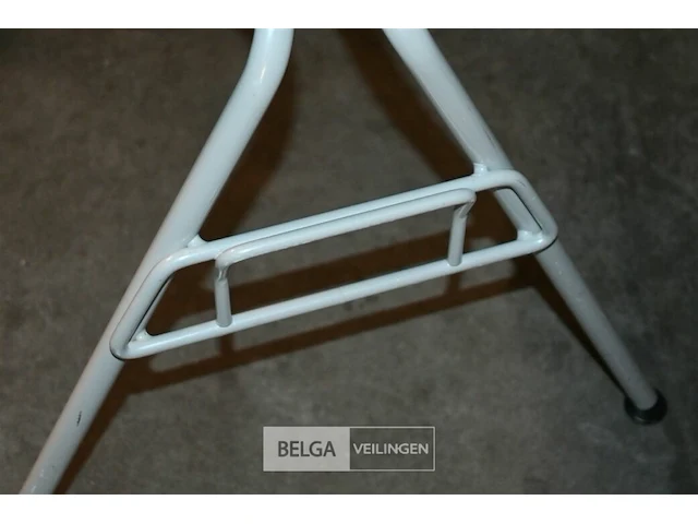 5 grijze vitra stapelstoelen kuipvorm - afbeelding 5 van  6