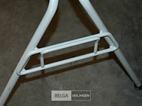 5 grijze vitra stapelstoelen kuipvorm - afbeelding 5 van  6