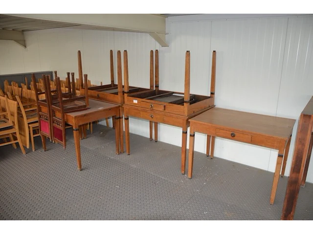 5 houten bureeltafels met 1 lade ca. 1 x 0,70 m en 2 oude stoelen - afbeelding 1 van  4