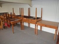 5 houten bureeltafels met 1 lade ca. 1 x 0,70 m en 2 oude stoelen - afbeelding 1 van  4
