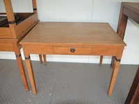 5 houten bureeltafels met 1 lade ca. 1 x 0,70 m en 2 oude stoelen - afbeelding 2 van  4