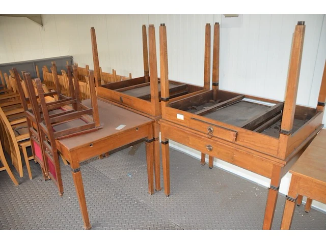 5 houten bureeltafels met 1 lade ca. 1 x 0,70 m en 2 oude stoelen - afbeelding 3 van  4