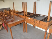 5 houten bureeltafels met 1 lade ca. 1 x 0,70 m en 2 oude stoelen - afbeelding 3 van  4