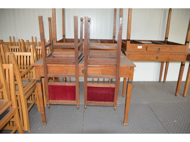 5 houten bureeltafels met 1 lade ca. 1 x 0,70 m en 2 oude stoelen - afbeelding 4 van  4