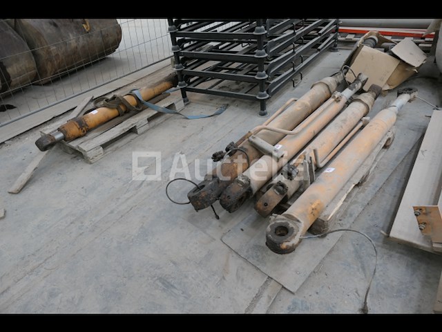 5 hydraulische cilinders voor case 1088 - afbeelding 2 van  8