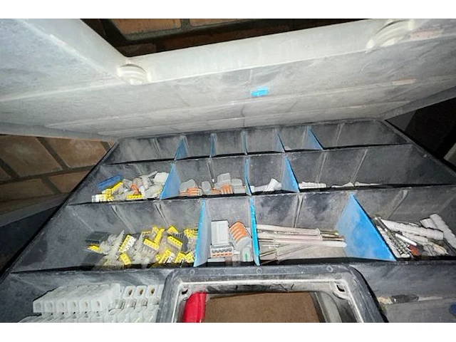 5 koffers met inhoud - afbeelding 4 van  4