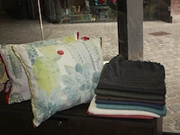 5 kussens pierre frey, 8 sjaals libeco, 7 plaids nobilis, 12 toilettasjes libeco, tote bag/schoudertas libeco (44,47,48,49,52) - afbeelding 1 van  5