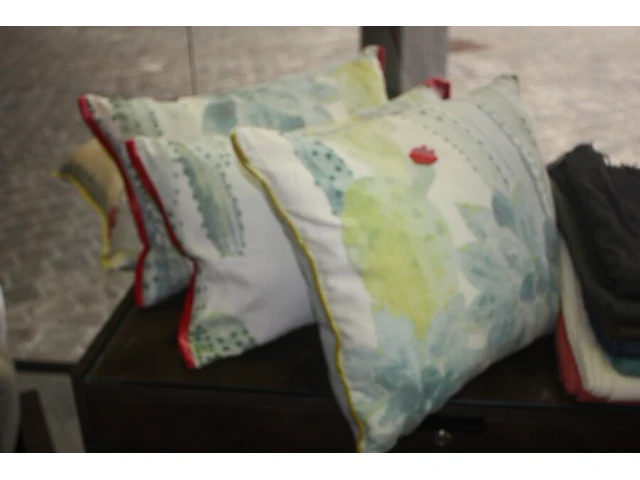 5 kussens pierre frey, 8 sjaals libeco, 7 plaids nobilis, 12 toilettasjes libeco, tote bag/schoudertas libeco (44,47,48,49,52) - afbeelding 2 van  5
