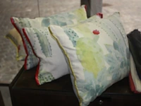 5 kussens pierre frey, 8 sjaals libeco, 7 plaids nobilis, 12 toilettasjes libeco, tote bag/schoudertas libeco (44,47,48,49,52) - afbeelding 2 van  5