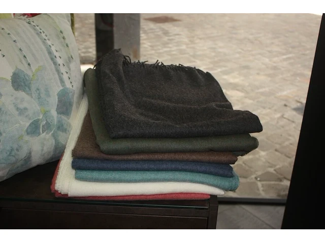 5 kussens pierre frey, 8 sjaals libeco, 7 plaids nobilis, 12 toilettasjes libeco, tote bag/schoudertas libeco (44,47,48,49,52) - afbeelding 3 van  5