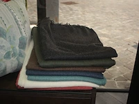 5 kussens pierre frey, 8 sjaals libeco, 7 plaids nobilis, 12 toilettasjes libeco, tote bag/schoudertas libeco (44,47,48,49,52) - afbeelding 3 van  5