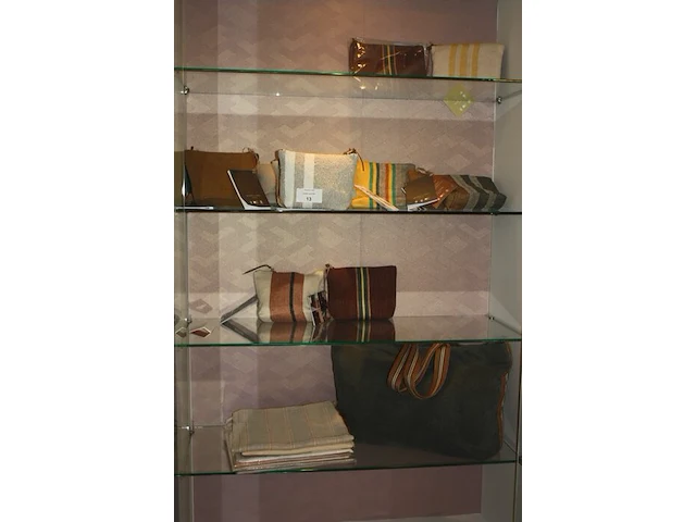 5 kussens pierre frey, 8 sjaals libeco, 7 plaids nobilis, 12 toilettasjes libeco, tote bag/schoudertas libeco (44,47,48,49,52) - afbeelding 4 van  5