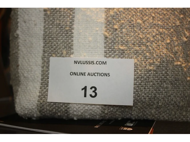 5 kussens pierre frey, 8 sjaals libeco, 7 plaids nobilis, 12 toilettasjes libeco, tote bag/schoudertas libeco (44,47,48,49,52) - afbeelding 5 van  5