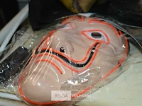 5 maskers - afbeelding 4 van  5