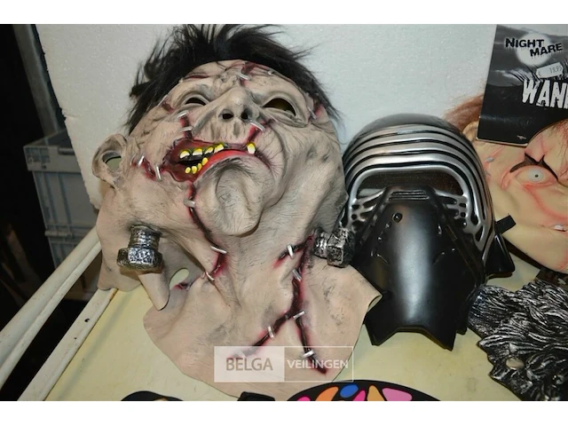 5 maskers - afbeelding 6 van  6