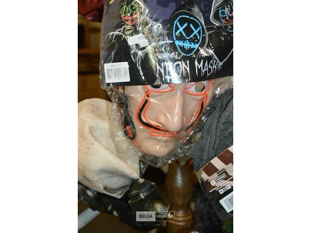 5 maskers - afbeelding 3 van  4